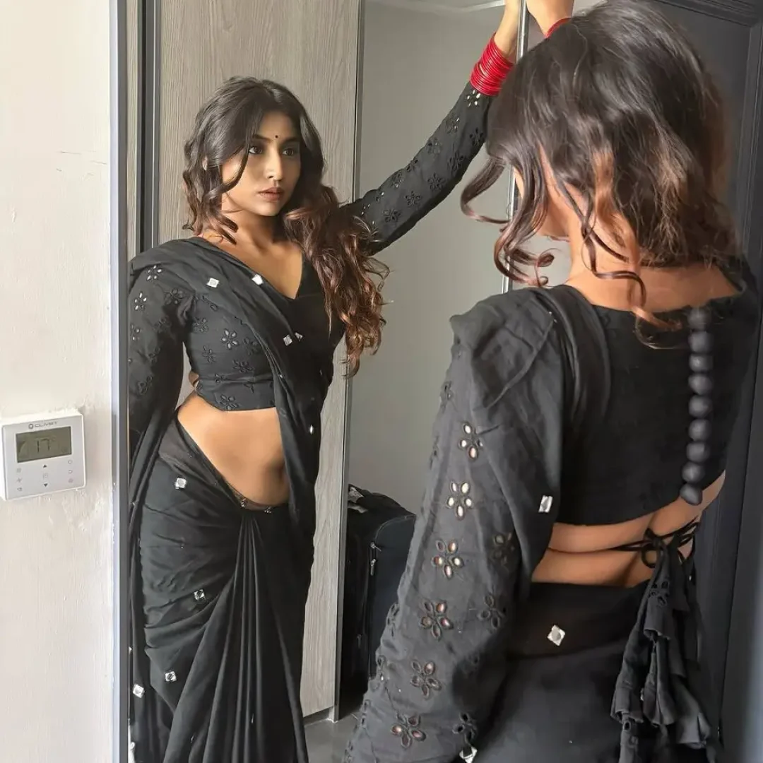 porn and independent Girl taking mirror selfie for her profile