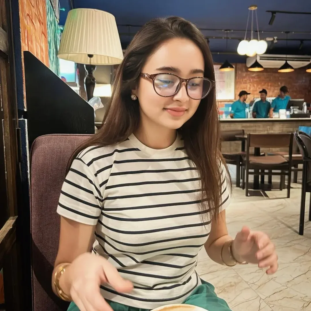 indian sexy Pretty girl enjoying online friendship