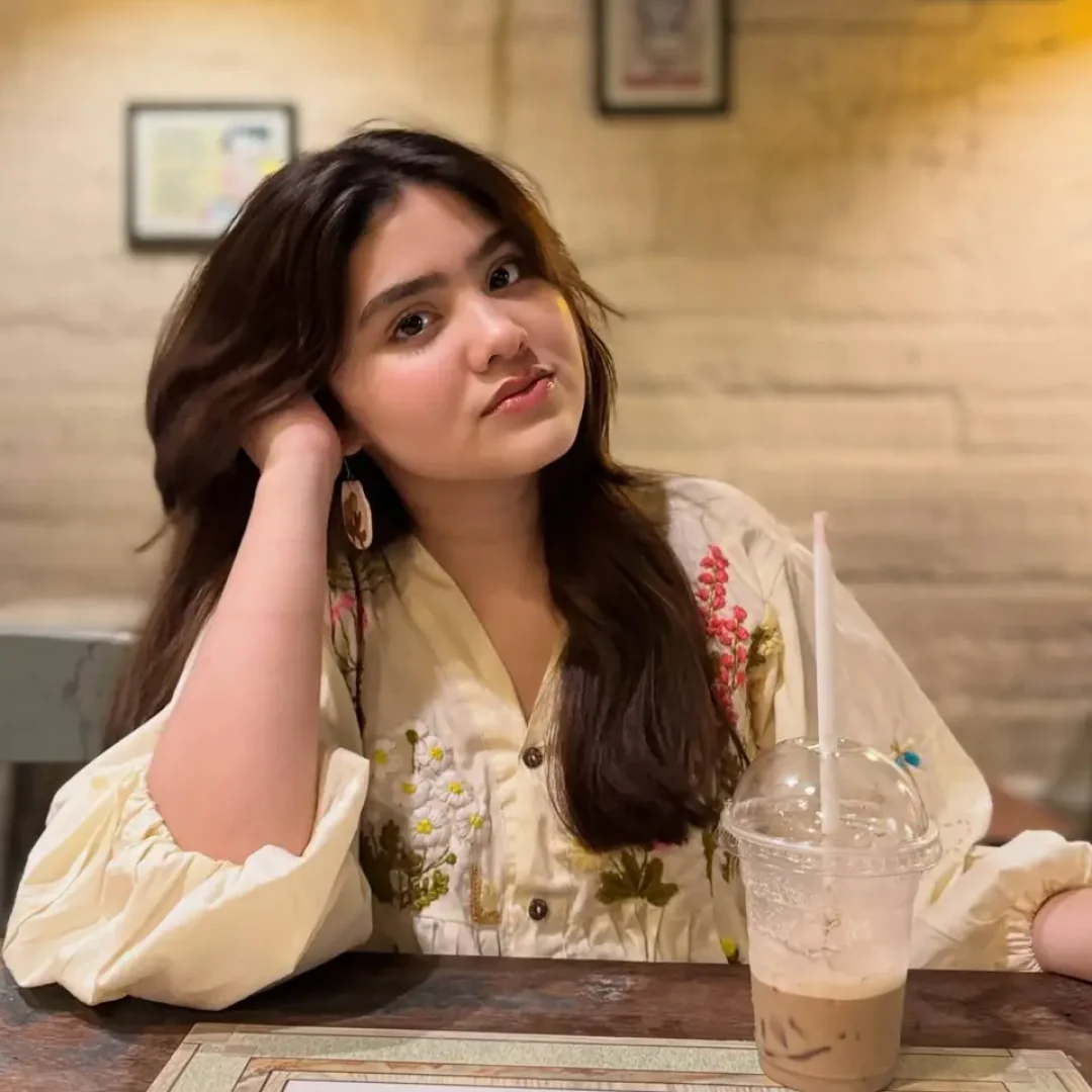 porn Modern indian girl using mobile app