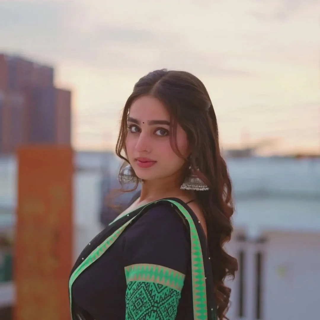 indain vip girl woman chatting on WhatsApp