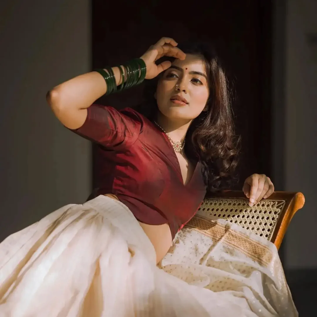 Attractive girls WhatsApp number using mobile internet